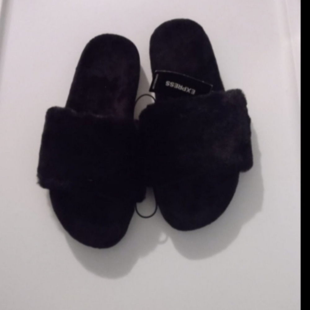 NWT Express Womens Fuzzy Slide On Slippers